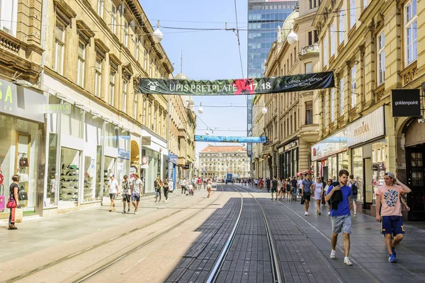 Zagreb straten op een weekdag overdag in de zomer. Stad van Zagreb is de hoofdstad van Kroatië. — Stockfoto