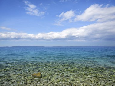 Mavi Gökyüzü bulutlu denize.