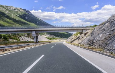 Bir otoyol üzerinde köprü.