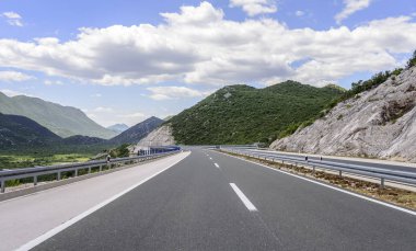 Dağlar arasında yüksek hızlı köy yolunda.
