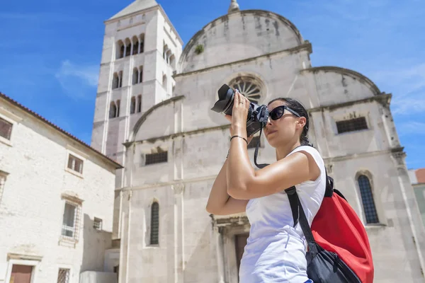 Pretty female tourist taking pictures. — Stock Photo, Image