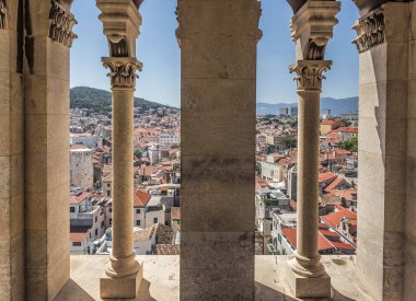 Split şehir yüksek bir antik kulenin içinden görüntülemek.