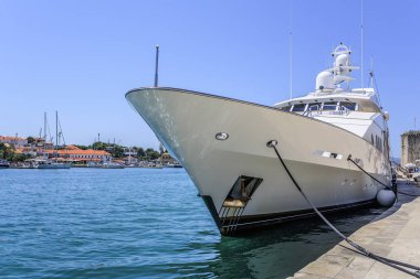 büyük lüks yat trogir Hırvatistan suda park etmiş.