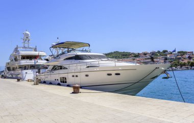 büyük lüks yat trogir Hırvatistan suda park etmiş.