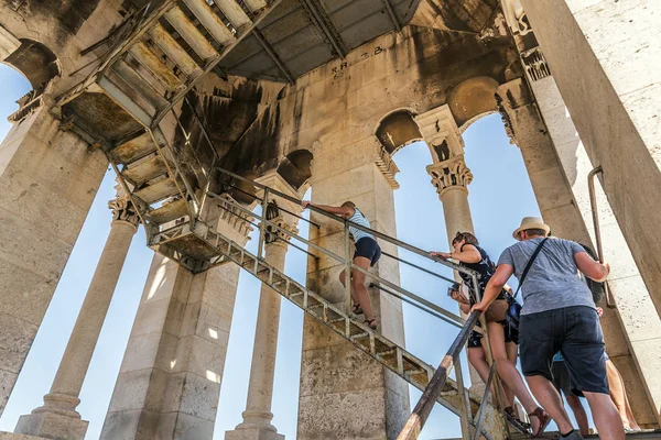 Turismo visitando Torre Sveti Duje en Split — Foto de Stock