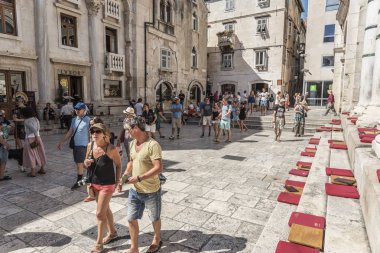 Diocletians Saray kare Peristil turistlere.