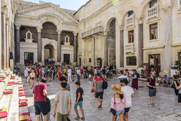 Diocletians Saray kare Peristil turistlere.