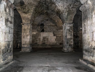 Zindan veya yeraltı mezarlığı terk edilmiş.