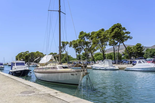 Boats on the pier in the resort town of Trogir, Croatia. — Stock Photo, Image