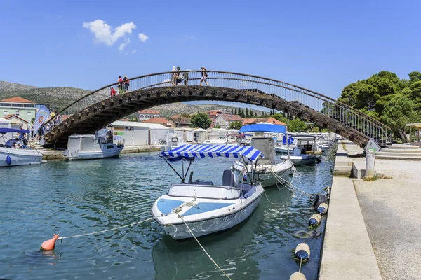 Boats on the pier in the resort town of Trogir, Croatia. — Stock Photo, Image