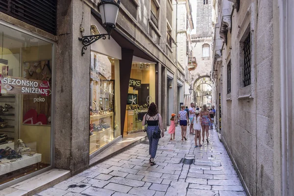 Split sokaklarda turistler.