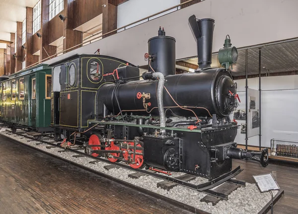 Antigua locomotora en el Museo Tesla de Zagreb . — Foto de Stock