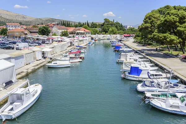 Boats on the pier in the resort town of Trogir, Croatia. — Stock Photo, Image