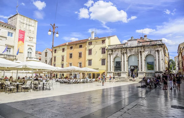 Sokaklar turistik şehir Zadar, Dalmaçya, Hırvatistan. — Stok fotoğraf