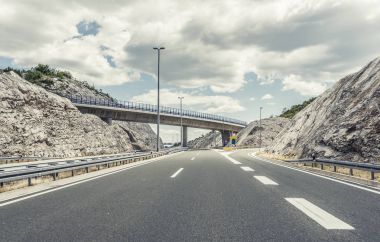 Bir otoyol üzerinde köprü.