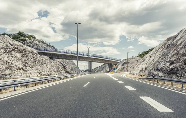 Bir otoyol üzerinde köprü.