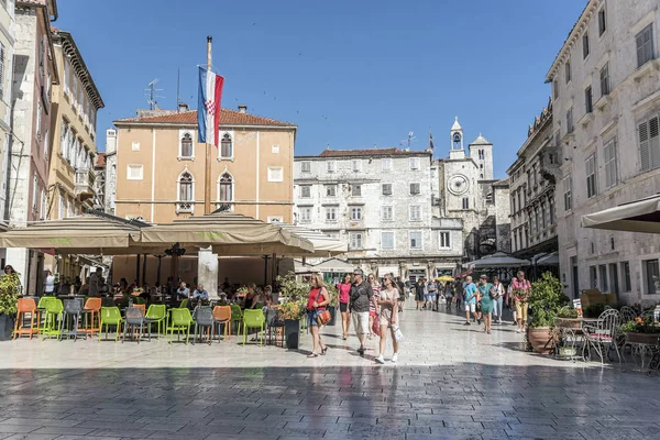 Split sokaklarda turistler.