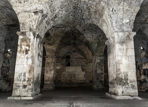 Zindan veya yeraltı mezarlığı terk edilmiş.