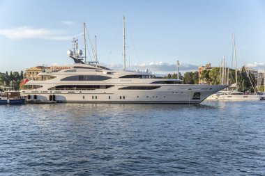 Tekneleri iskeleye resort Town Zadar, Hırvatistan.