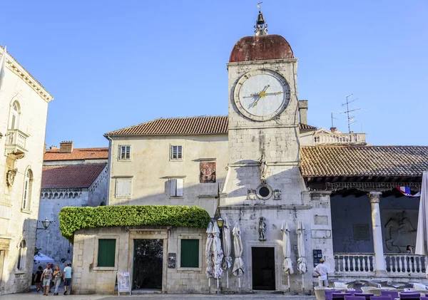 Klok op de toren van het belangrijkste plein van Trogir. — Stockfoto