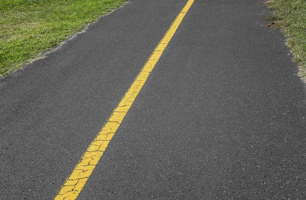 Асфальтированная дорожка с жёлтой маркировкой . — стоковое фото