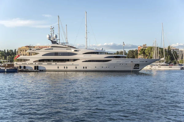 Tekneleri iskeleye resort Town Zadar, Hırvatistan.