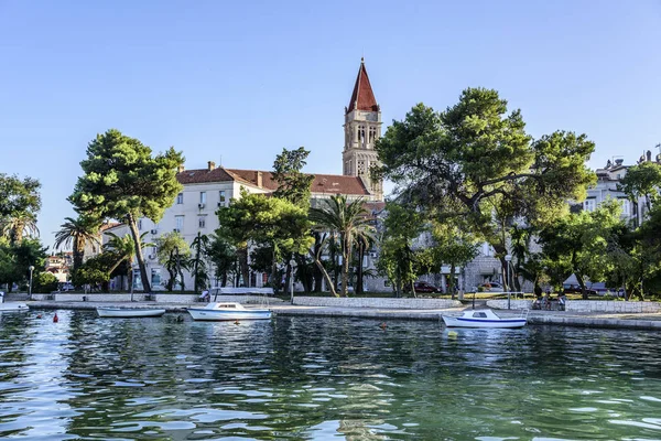 Uitzicht vanaf de zee naar de stad van Trogir, een populaire toeristische bestemming in Kroatië. — Stockfoto