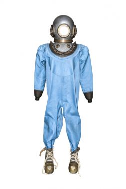 Beyaz bir arka plan üzerinde izole antika bakır tüplü.