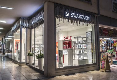 Dükkanı Swarovski ile Zadar içinde büyük Vitrin camekanlar.