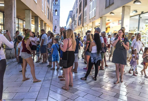 Turystów na ulicach w godzinach wieczornych w mieście Zadar. — Zdjęcie stockowe