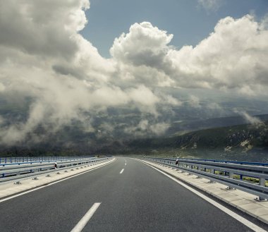 Otoyol highlands basık şehir dışında. Seyahat kavramı.