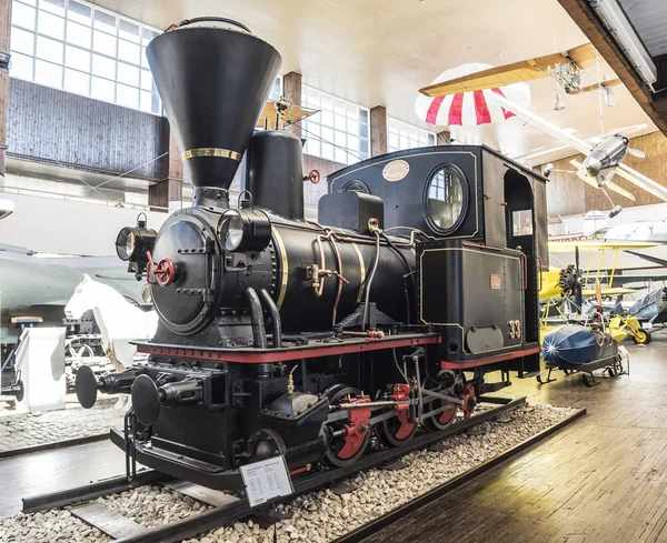 Antigua locomotora en el Museo Tesla de Zagreb . — Foto de Stock
