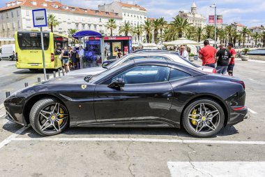 Şehir merkezinde bir park yerinde siyah Ferrari Park.