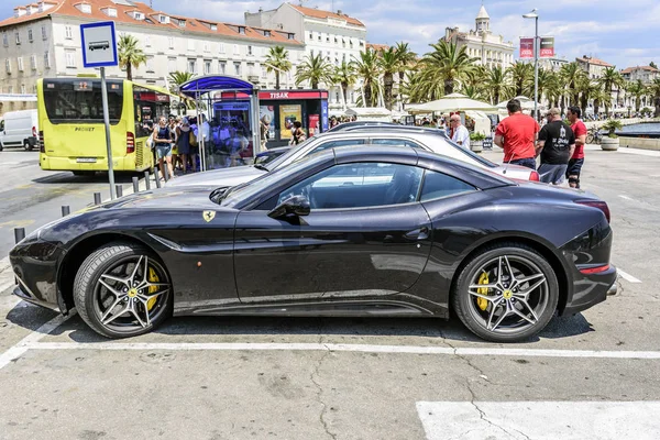 Şehir merkezinde bir park yerinde siyah Ferrari Park.
