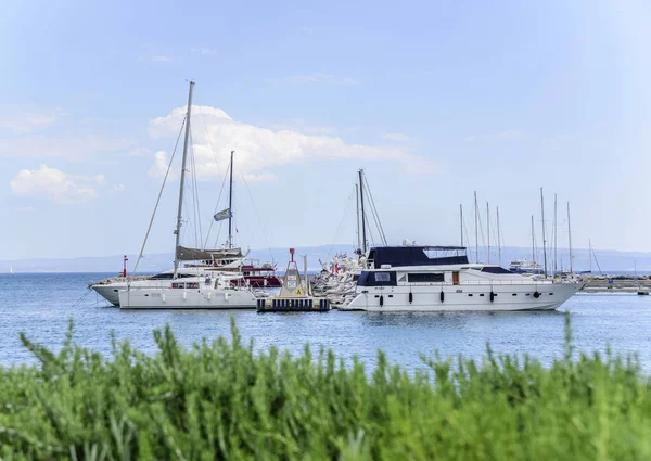 Split, Hırvatistan resort kasabasında iskelede tekneler.