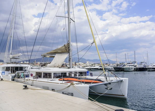 Split, Hırvatistan resort kasabasında iskelede tekneler.