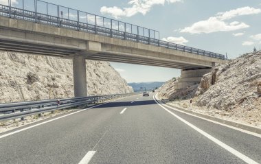 Bir otoyol üzerinde köprü.