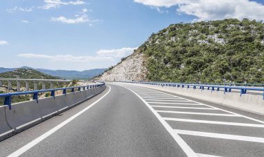 Dağlar arasında yüksek hızlı köy yolunda.