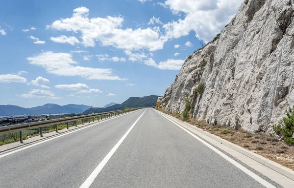 Dağlar arasında yüksek hızlı köy yolunda.