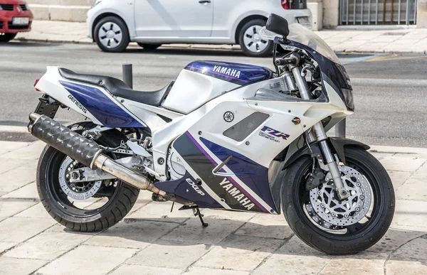 Yamaha moto esporte a motor na rua da cidade . — Fotografia de Stock