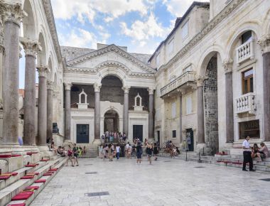 Split sokaklarda turistler.