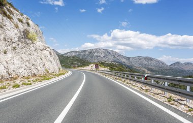 Dağlar arasında yüksek hızlı köy yolunda.
