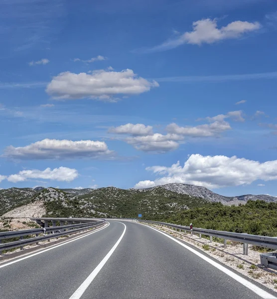 Dağlar arasında yüksek hızlı köy yolunda.