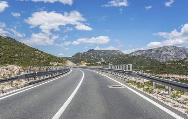 Dağlar arasında yüksek hızlı köy yolunda.