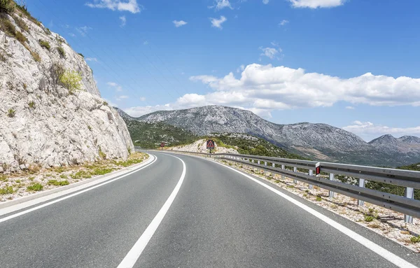 Dağlar arasında yüksek hızlı köy yolunda.