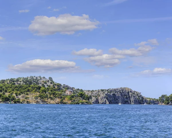 Sibenik şehir Yarımadası ile Adriyatik Denizi bir koy.