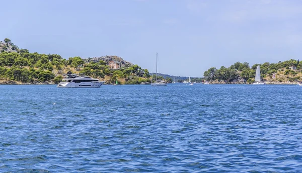 Sibenik şehir Yarımadası ile Adriyatik Denizi bir koy.
