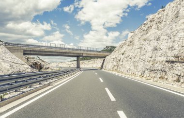 Bir otoyol üzerinde köprü.