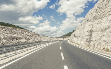 Bir otoyol üzerinde köprü.