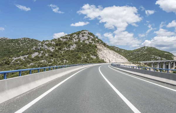 Dağlar arasında yüksek hızlı köy yolunda.